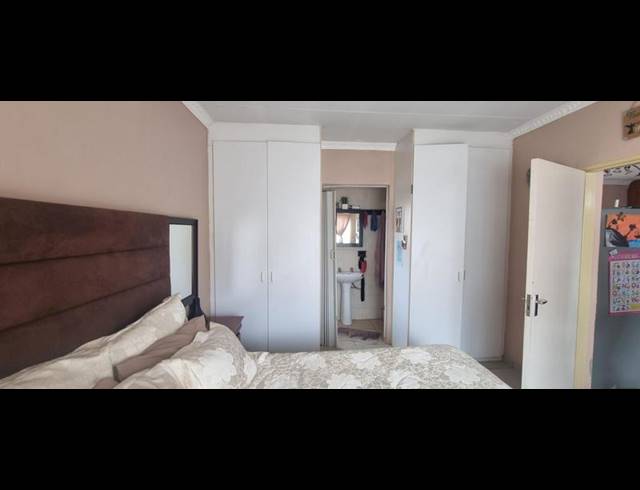 3 BEDROOM TOWNHOUSE FOR SALE IN HEUWELSIG ESTATE